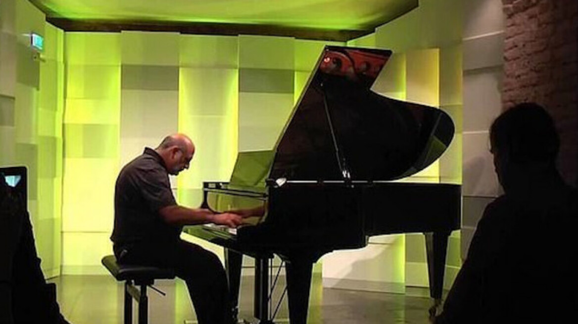 Χειρουργός ισχυρίζεται ότι τον χτύπησε κεραυνός κι έγινε… πιανίστας - Δείτε τον να παίζει 