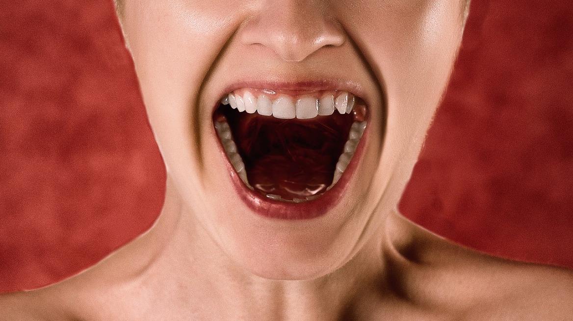 Ο κορωνοϊός μπορεί να παραμείνει έως και 14 λεπτά στον αέρα όταν μιλάμε δυνατά, δείχνει έρευνα