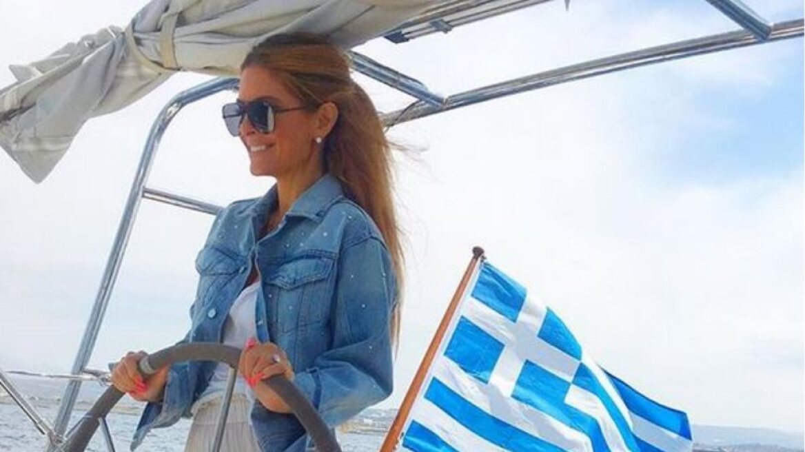 Mαρία Μενούνος: Δουλεύει καλύτερα όταν φοράει το μπικίνι της δίπλα στην πισίνα 