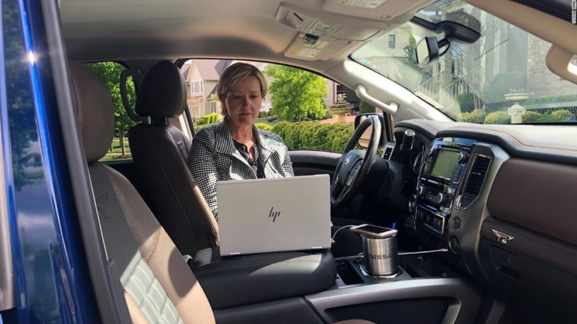 Κορωνοϊός: Έκαναν το αυτοκίνητό τους… γραφείο!