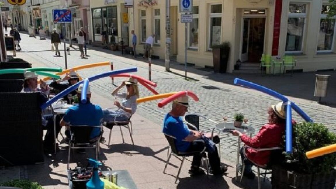 Café στη Γερμανία μοίρασε τα πιο περίεργα καπέλα για να τηρούνται οι αποστάσεις
