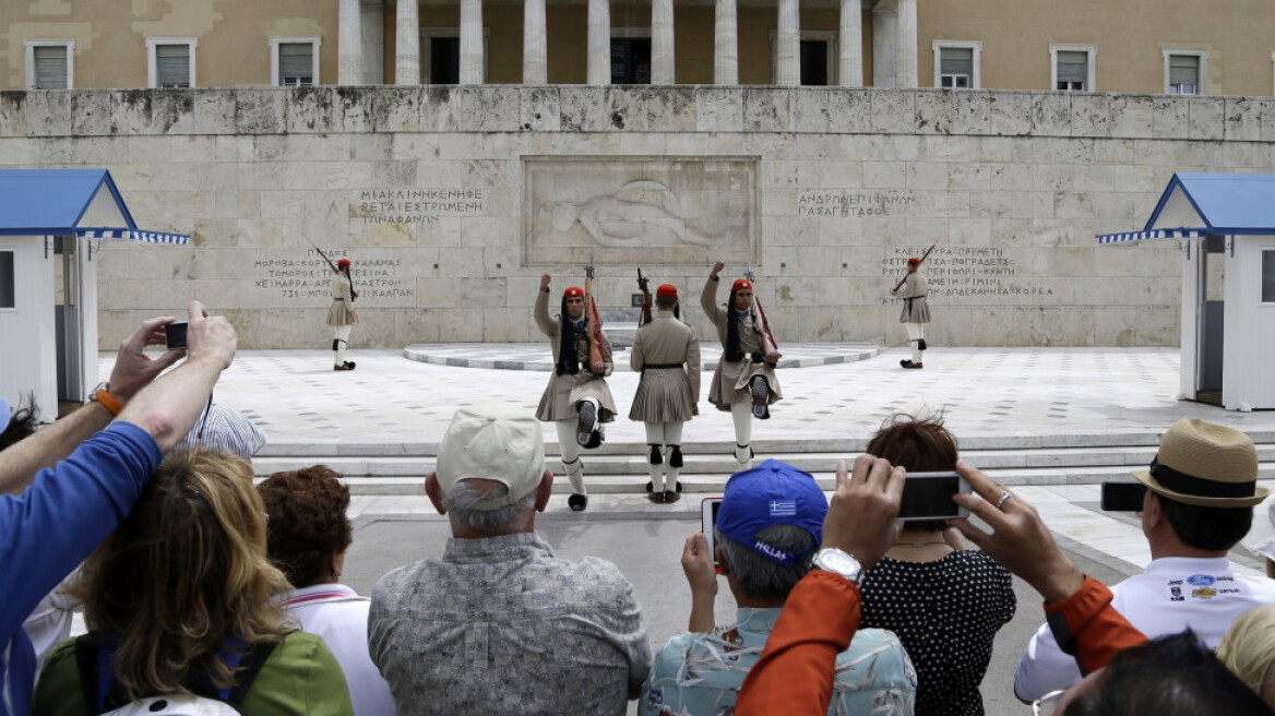 ΤτΕ: «Bουτιά» 71% στις τουριστικές εισπράξεις του Μαρτίου 