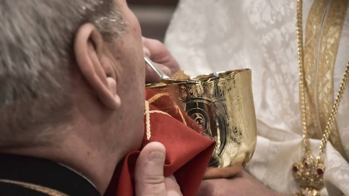 Εξηγήσεις ζητά η Μητρόπολη από τον Κρητικό ιερέα για τη Θεία Κοινωνία