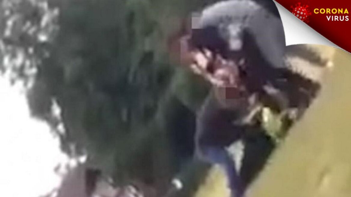 Έφηβοι κλωτσάνε και σέρνουν αστυνομικό επειδή τους έκανε παρατήρηση ότι δεν τηρούν αποστάσεις ασφαλείας (vid)