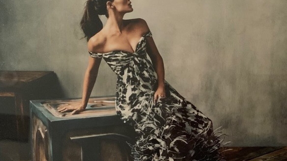 Πασίγνωστη καλλονή ηθοποιός του Χόλιγουντ έβγαλε το γάτο της βόλτα σε... παιδικό καροτσάκι