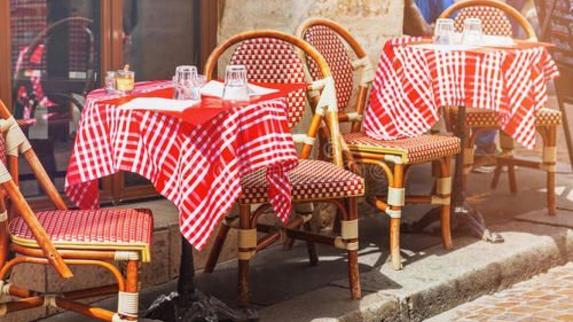 Άρση μέτρων - Γαλλία: Ανοίγουν ξανά μπαρ, εστιατόρια, παραλίες και πάρκα