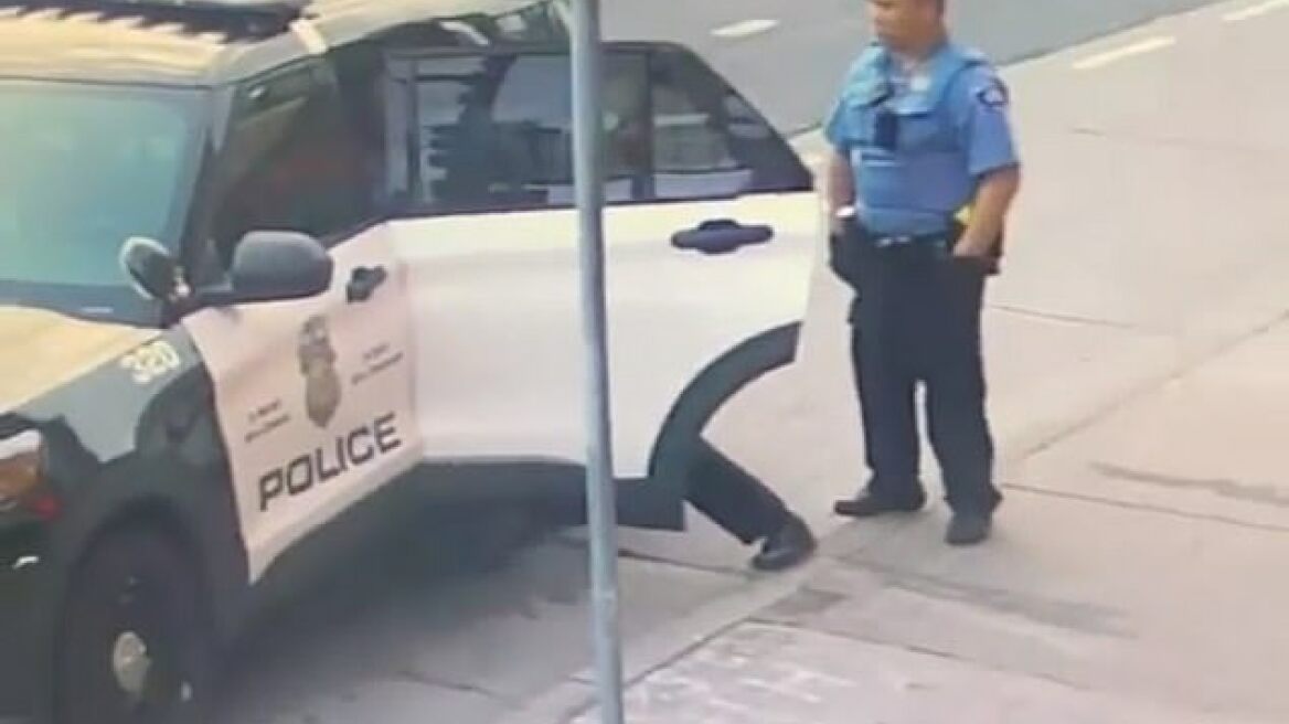 Τζορτζ Φλόιντ: Τον χτυπούσαν και μέσα στο περιπολικό - Δείτε βίντεο-ντοκουμέντο