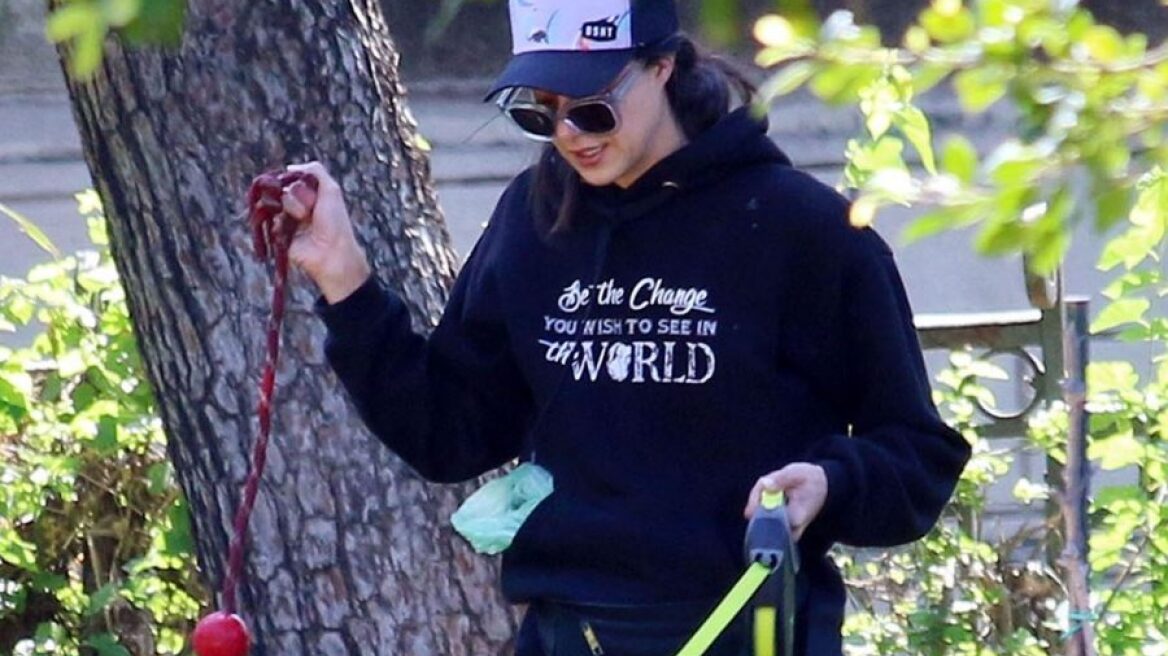 Η Ευαγγελία Συριοπούλου φόρεσε κολάν και cropped φούτερ για τη βόλτα της στο Ζάππειο