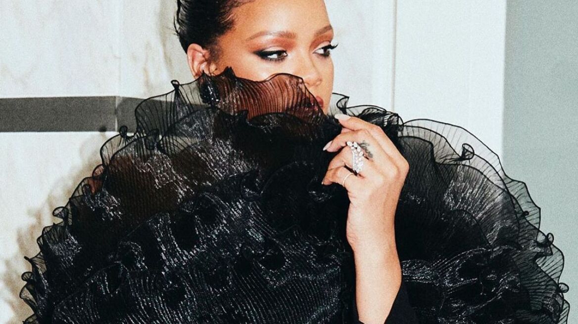 Αυτή είναι μακράν η πιο καυτή φωτογράφιση της Rihanna με δαντελένια εσώρουχα