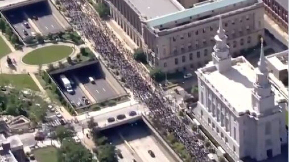 Τζορτζ Φλόιντ: Τεράστια συγκέντρωση διαμαρτυρίας με χιλιάδες διαδηλωτές στη Φιλαδέλφεια