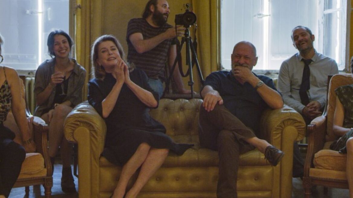 Κατρίν Ντενέβ: Πώς ήταν η 76χρονη Γαλλίδα σταρ στα γυρίσματα της νέας της ταινίας