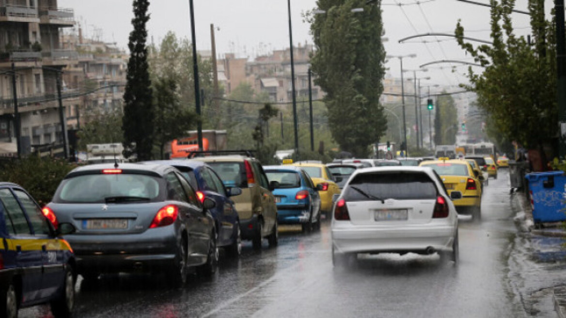 Αυξημένη κίνηση από την καταιγίδα στην Αθήνα: Πλημμύρισε και έκλεισε η Πειραιώς