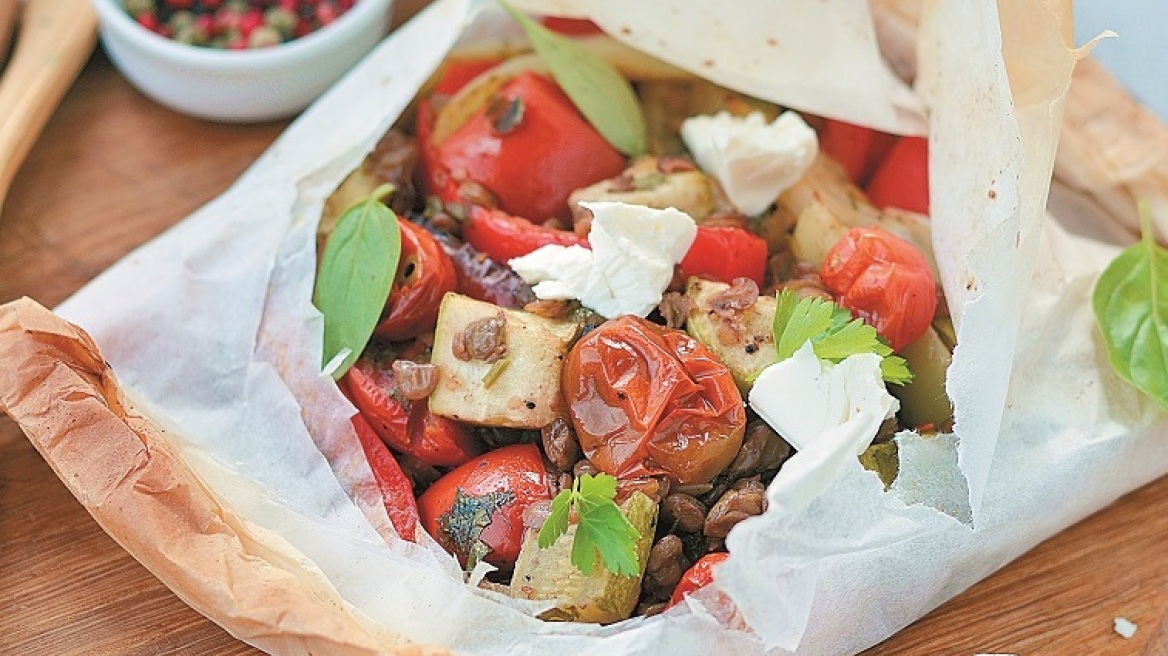 Φακές σαλάτα στο χαρτί, με κολοκυθάκια, ντοματίνια και φέτα