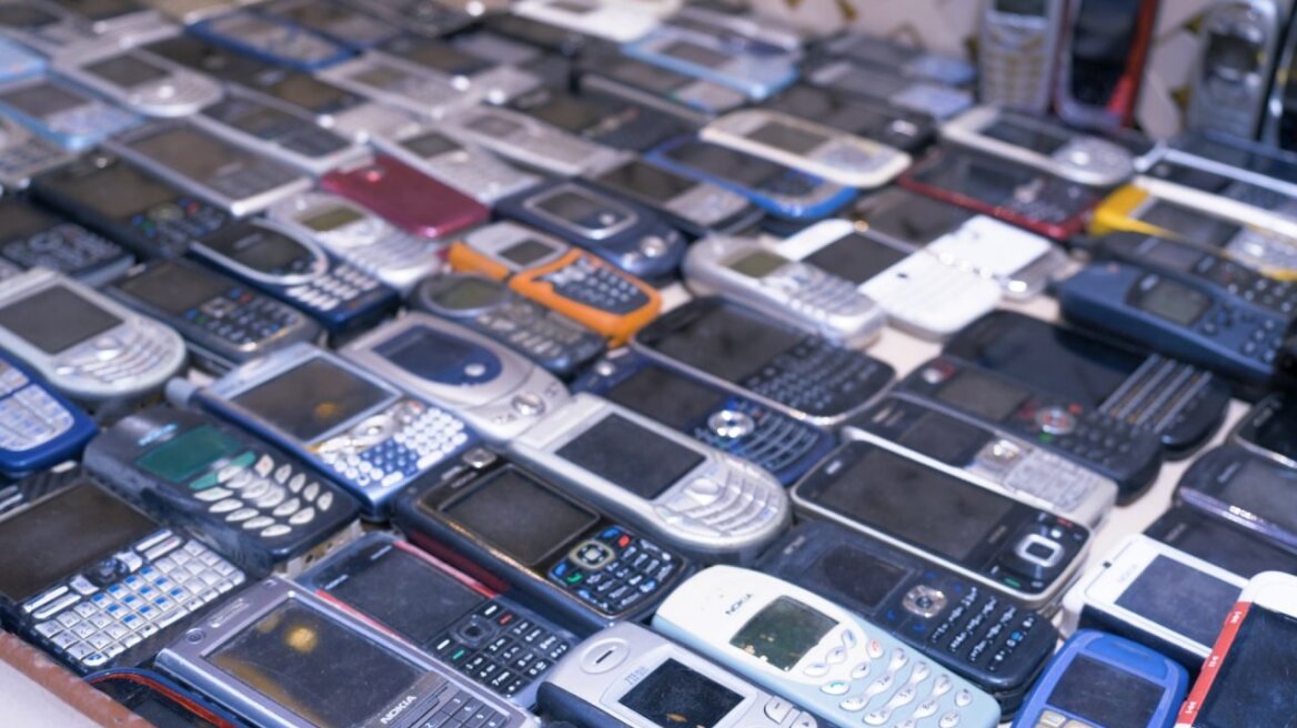 Γιατί ένας άνθρωπος μπορεί να κατέχει 2.371 κινητά