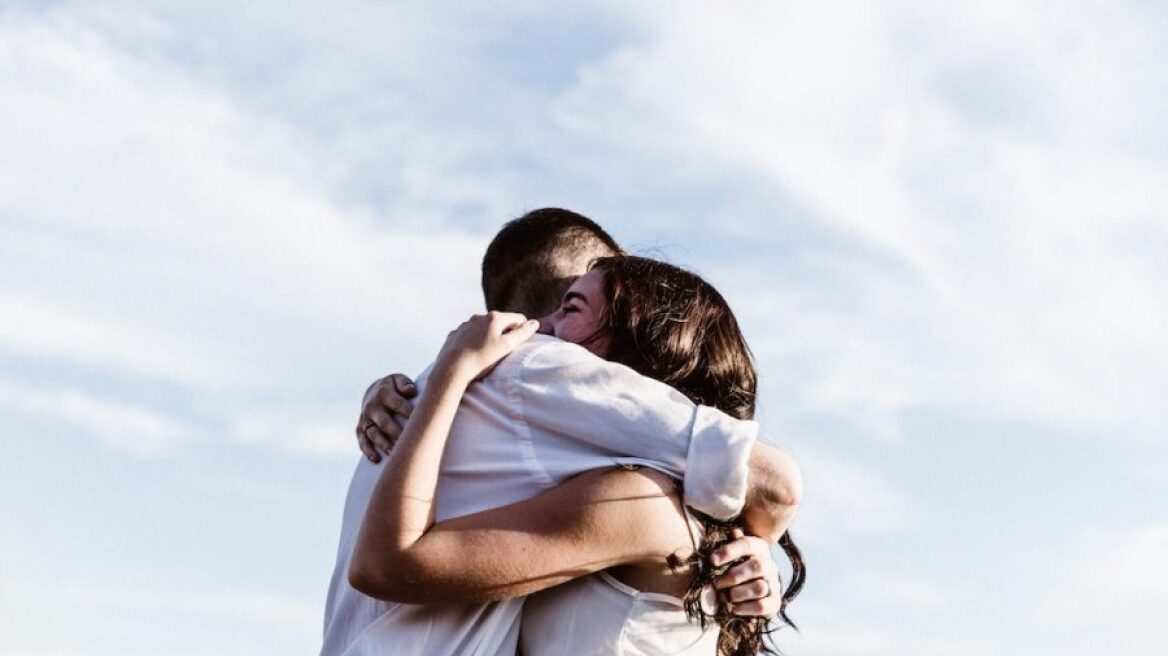 Τι συμβαίνει στην υγεία μας όταν μια αγκαλιά δεν υπάρχει στη ζωή μας