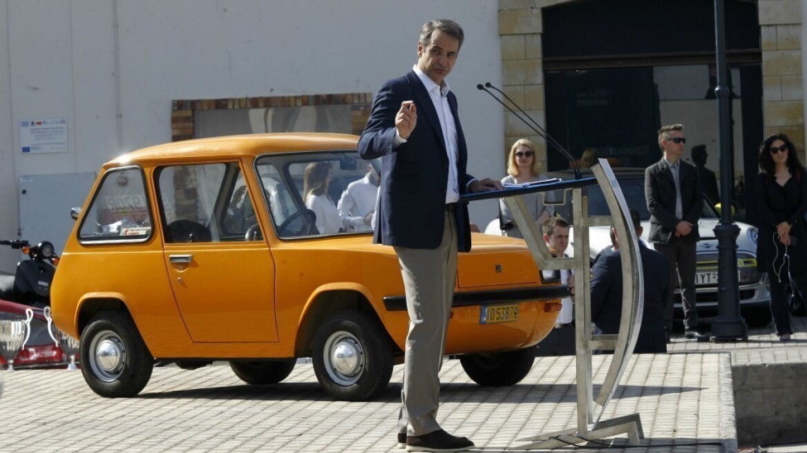 Αυτό είναι το αυτοκίνητο δίπλα από τον Κυριάκο...