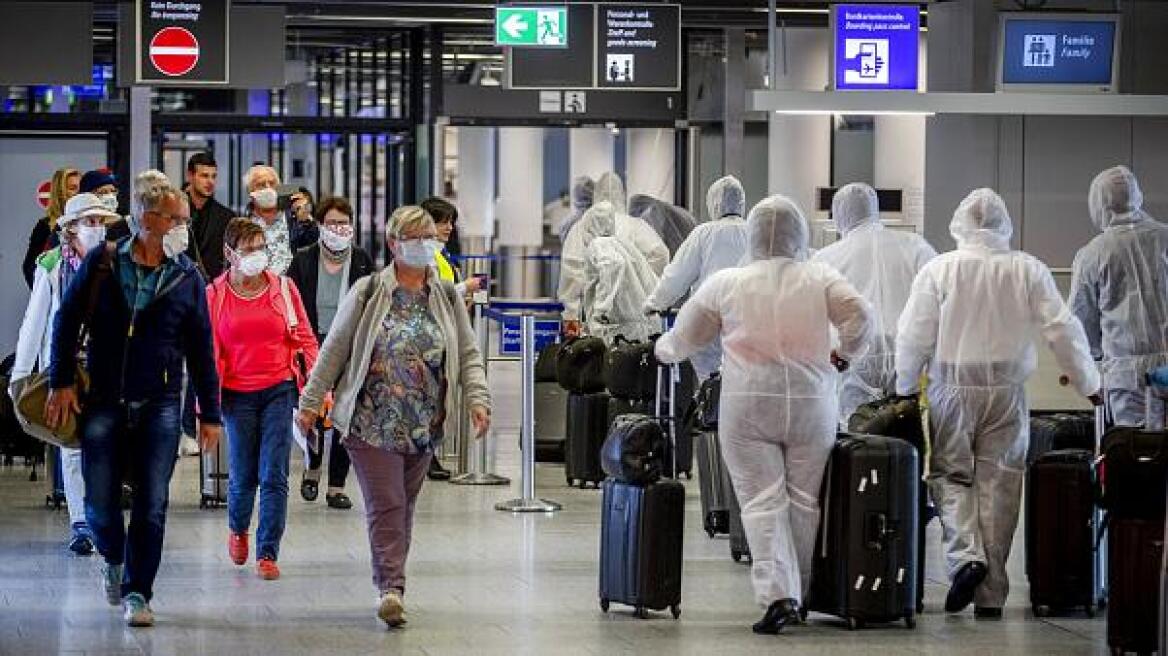 Bloomberg: Οι αεροπορικές απογειώνονται… στα τυφλά προς τις παραλίες της Ισπανίας και της Ελλάδας