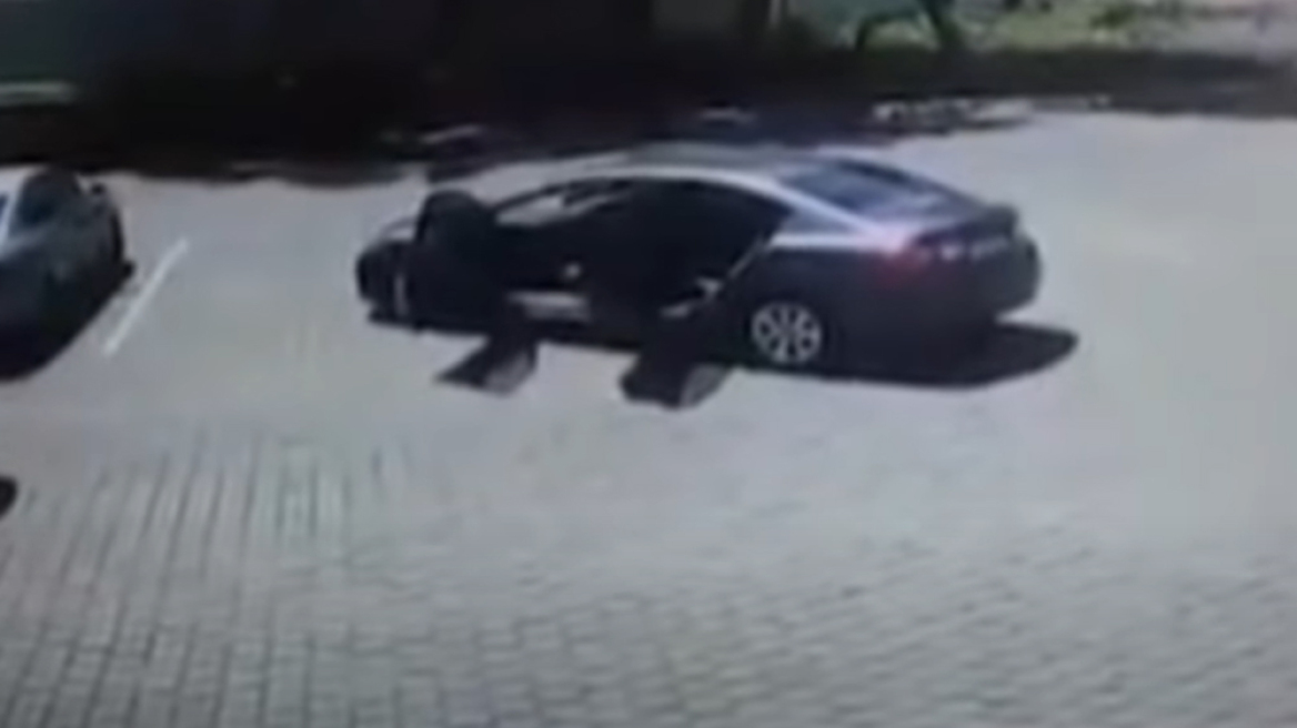 "Θυσίασαν" το αυτοκίνητό τους για να σωθούν από τους ληστές (video)