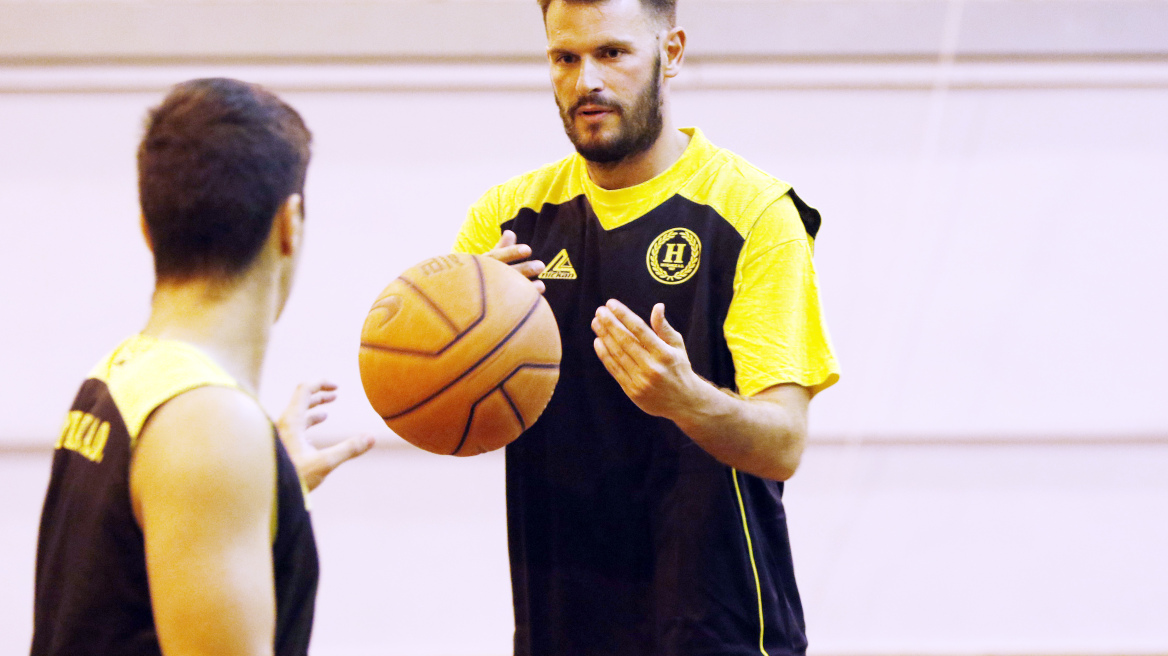 Ο 39χρονος Αντώνης Φώτσης θα συνεχίσει να αγωνίζεται στον Ηλυσιακό