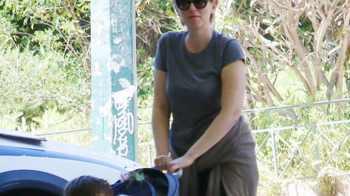 Σία Κοσιώνη: Επίσκεψη με τον γιο της στο Μουσείο της Ακρόπολης