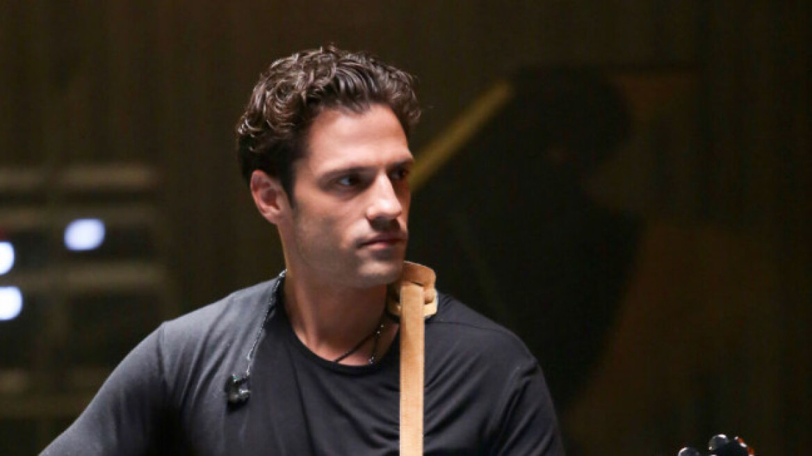 Κωνσταντίνος Αργυρός: Ημίγυμνος με φόντο το ηλιοβασίλεμα - Φωτογραφία