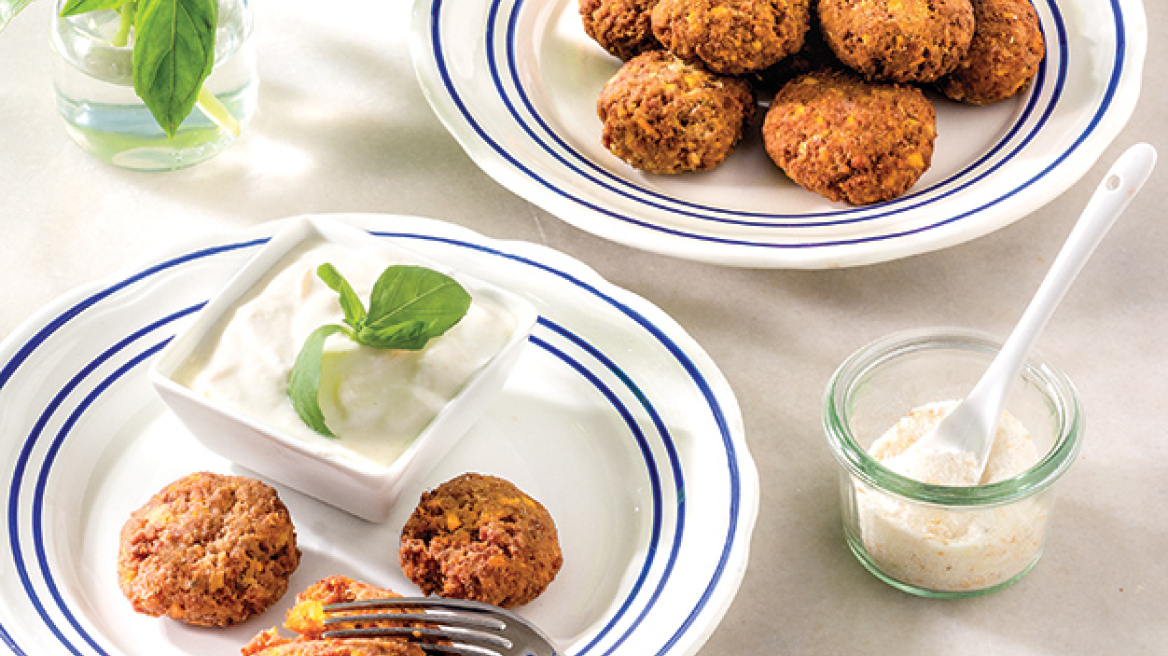 Αφράτα κεφτεδάκια λουκάνικου με καρότο και ντιπ γιαουρτιού με τζίντζερ