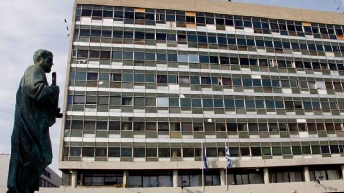 Ομάδα νεαρών εισέβαλε στη συνεδρίαση της Συγκλήτου του ΑΠΘ