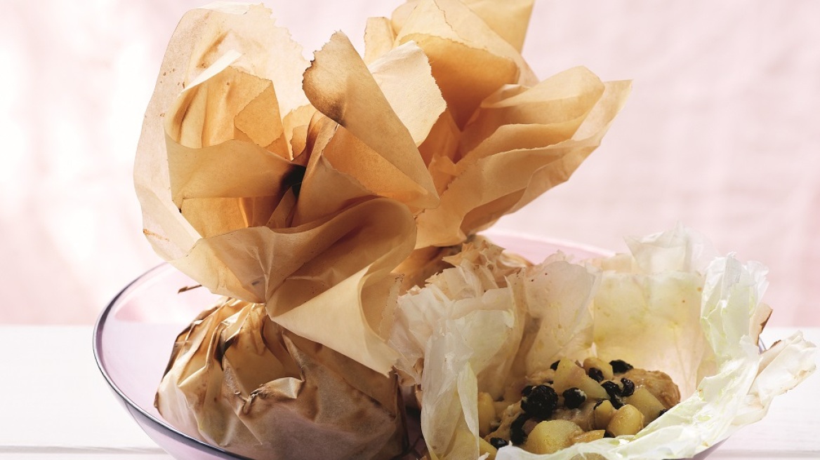 Κοτόπουλο με ξινόμηλα, αμύγδαλα και σταφίδες