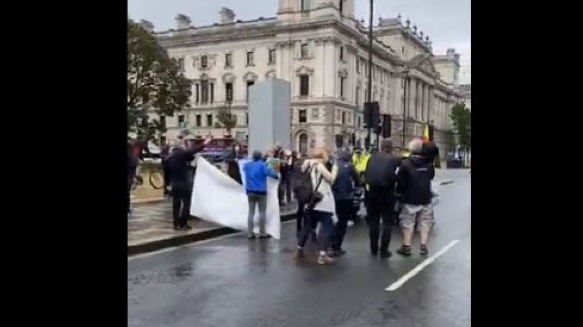 Βρετανία: Διαδηλωτής πετάχτηκε μπροστά στο αυτοκίνητο που μετέφερε τον Τζόνσον και προκάλεσε τροχαίο - Βίντεο