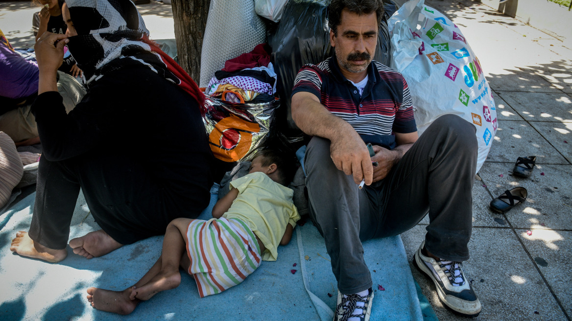 Η Νεολαία ΣΥΡΙΖΑ καταγγέλλει ότι «εκατοντάδες πρόσφυγες οδηγούνται στο κοινωνικό περιθώριο»