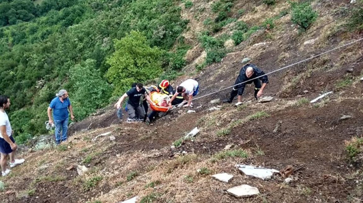 Τρίκαλα: Διάσωση ηλικιωμένου που έπεσε σε γκρεμό