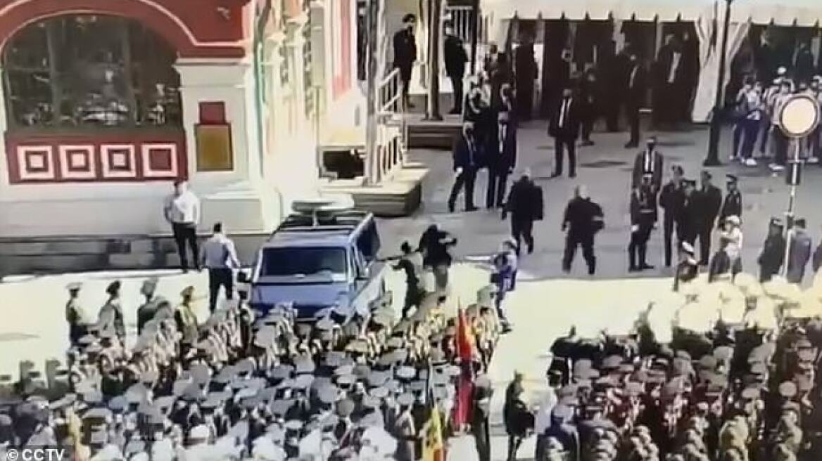 Ρώσος στρατιώτης σε παροξυσμό προκάλεσε αναστάτωση σε παρέλαση παρουσία του Πούτιν