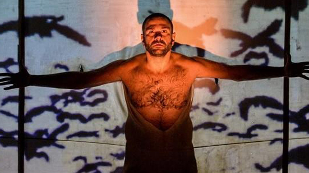 «O Τζόνι πήρε το όπλο του»: Η επιτυχημένη παράσταση ξεκινά καλοκαιρινή περιοδεία