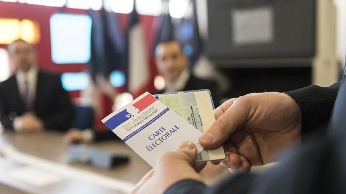 Οι Γάλλοι εκλέγουν δημάρχους- Ο Μακρόν φοβάται τι θα βγάλει η κάλπη