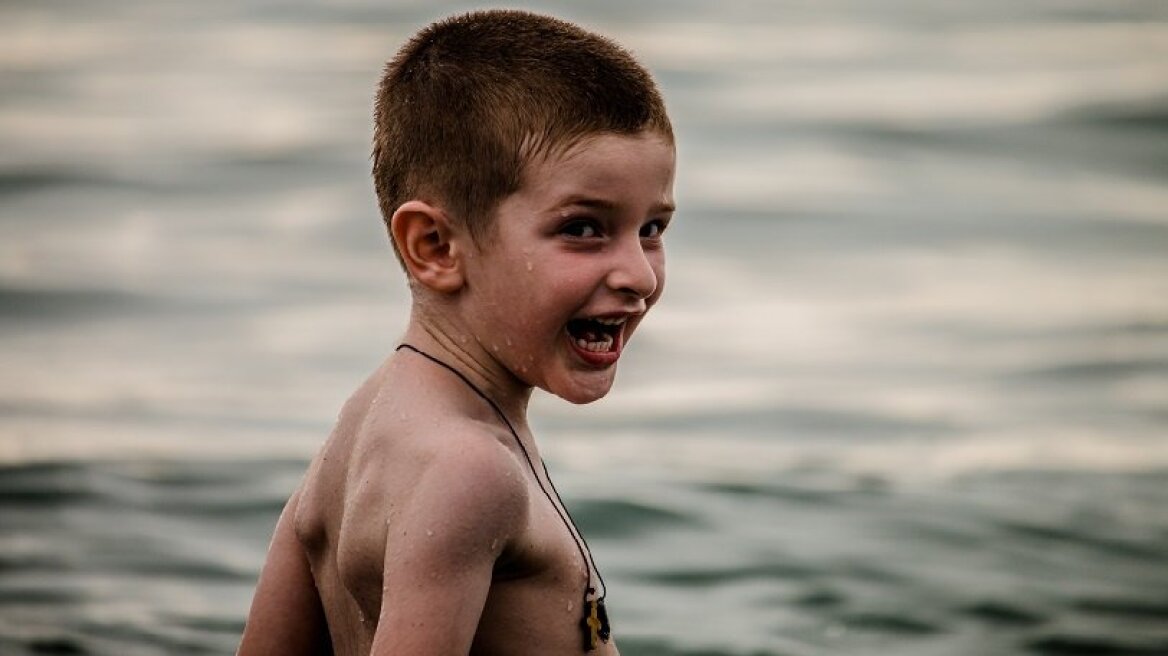 Λάρισα: Έχασαν τον 8χρονο γιο τους στην παραλία και τον βρήκαν στο beach bar