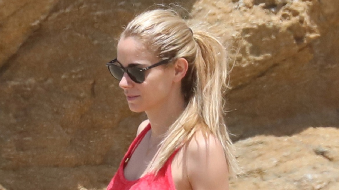 Δούκισσα Νομικού: H σέξι εμφάνιση σε παραλία της Μυκόνου με το σύζυγό της