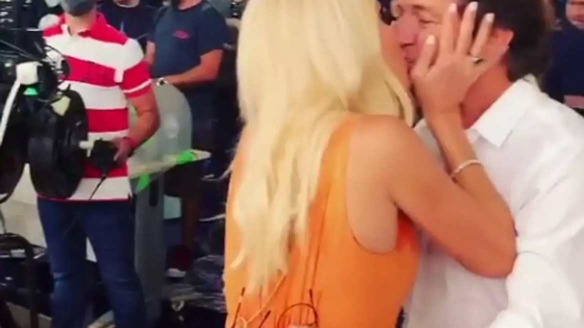 Η στιγμή που η Ελένη Μενεγάκη στρίβει την κάμερα, λίγο πριν φιλήσει τον Ματέο