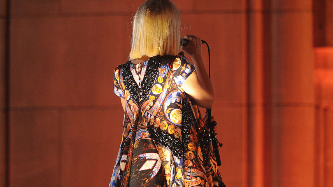 Πασίγνωστη τραγουδίστρια έγινε γιαγιά σε ηλικία 44 ετών