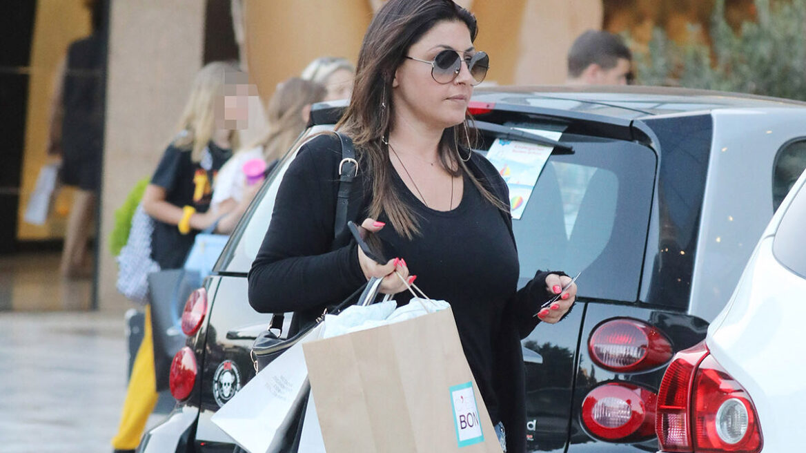 Η Έλενα Παπαρίζου αποκαλύπτει τα διάσημα πόδια της με ένα μικροσκοπικό τζιν σορτσάκι