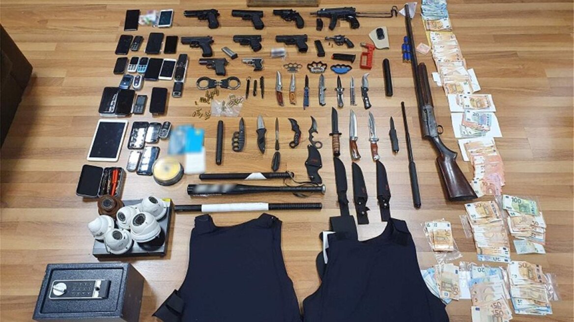 Kύκλωμα εκβιαστών: Τα όπλα, οι ξυλοδαρμοί, το «κουφέτο», το «γλυκάκι» και η «βρώμα»