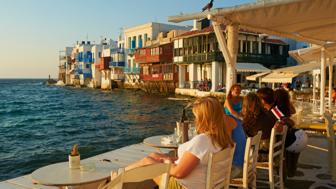 Μύκονος - Σαντορίνη: Άδεια νησιά, κλειστά μαγαζιά και εργαζόμενοι στον «αέρα»