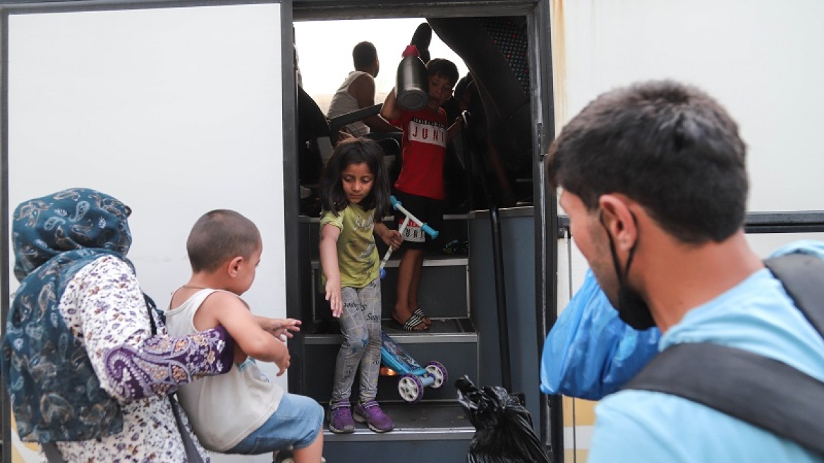 Μεταφέρουν πρόσφυγες και μετανάστες από την πλατεία Βικτωρίας