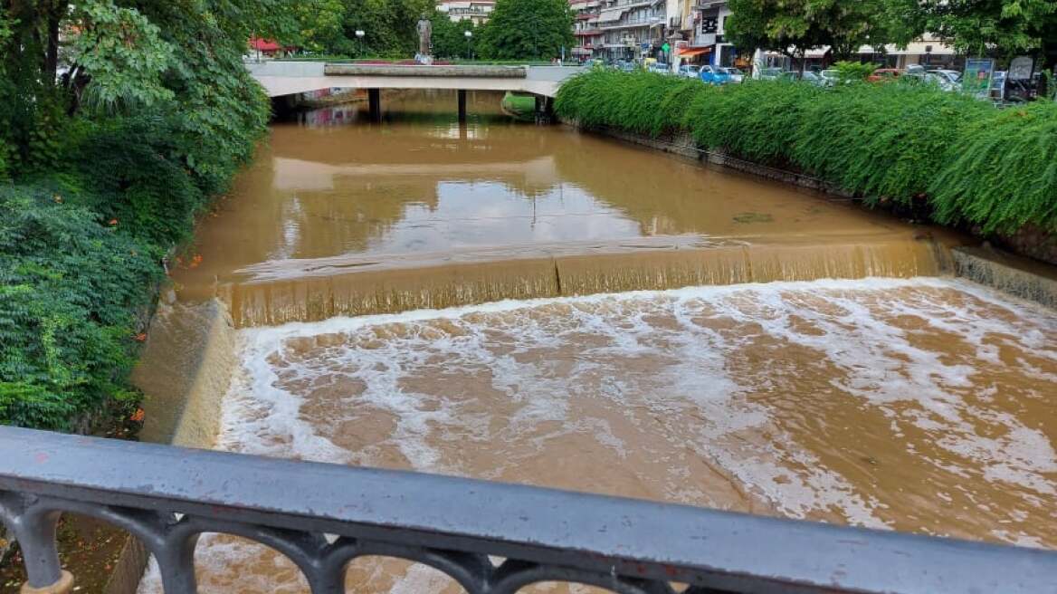 Καιρός: Σφοδρή καταιγίδα στα Τρίκαλα - Δείτε βίντεο