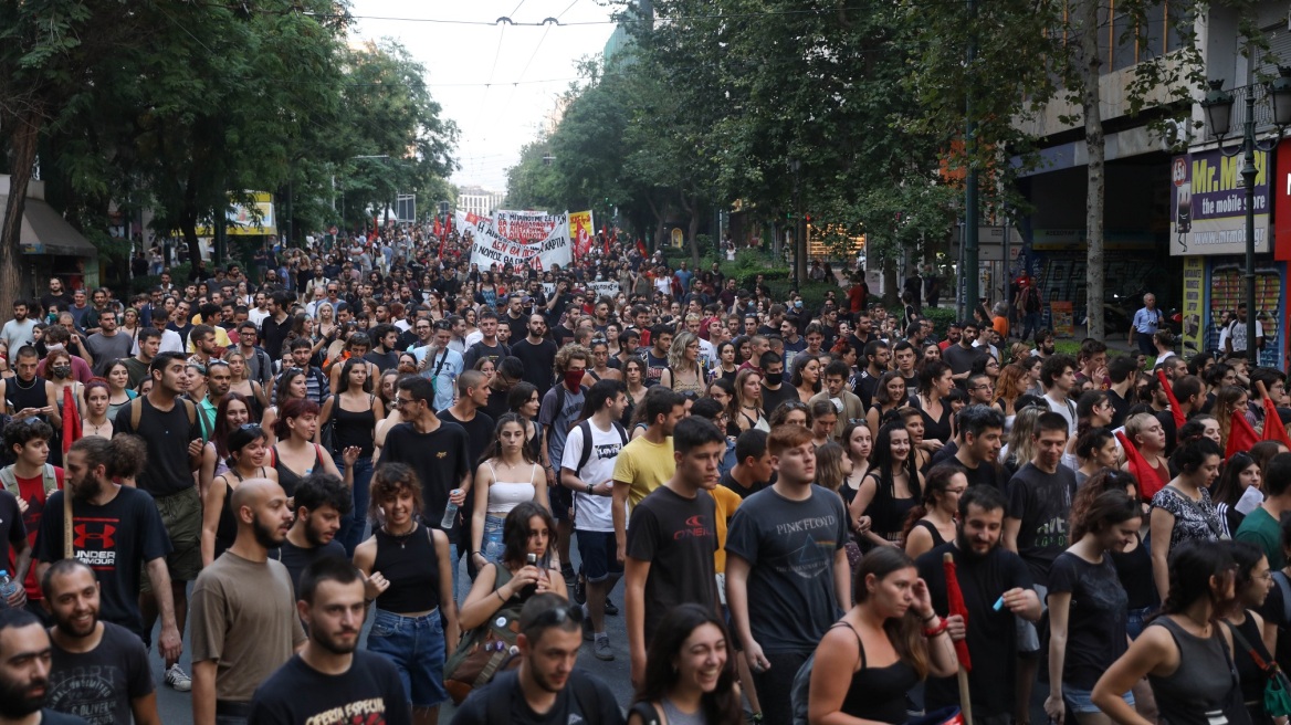 Ξανά στο… πεζοδρόμιο ο ΣΥΡΙΖΑ: Καλεί σε συγκέντρωση για τις «συναθροίσεις»