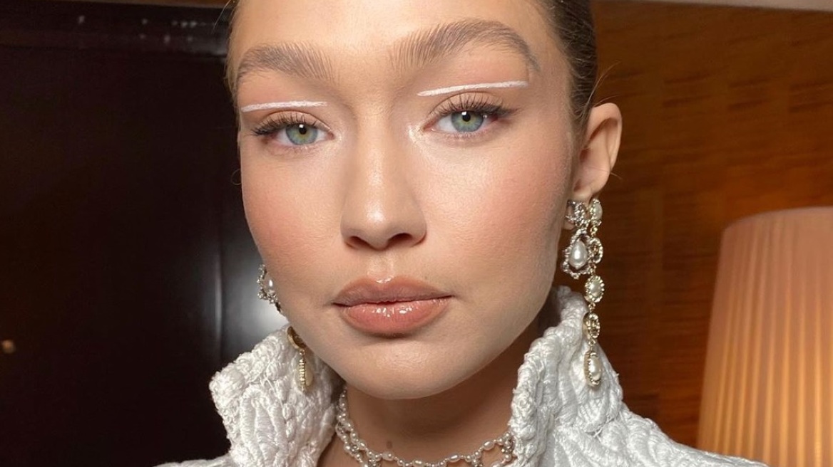 Η Gigi Hadid ξεκούμπωσε τη μπλούζα της σε live στο Instagram