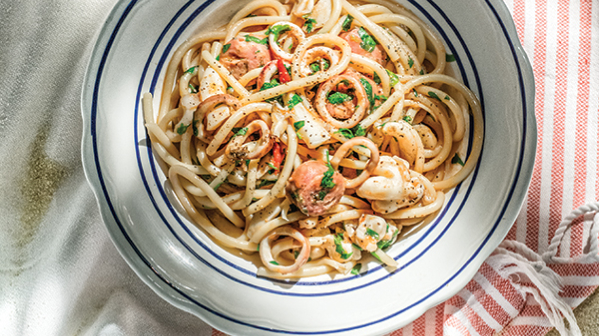 Μπουκατίνι με σουπιές, καλαμαράκια και χωριάτικο λουκάνικο