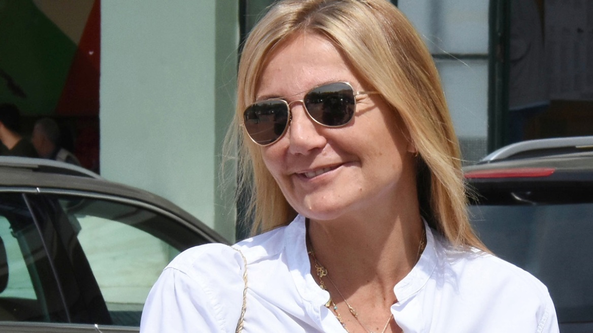 Η Μαρέβα Μητσοτάκη ψωνίζει σε λαϊκή αγορά της Τήνου