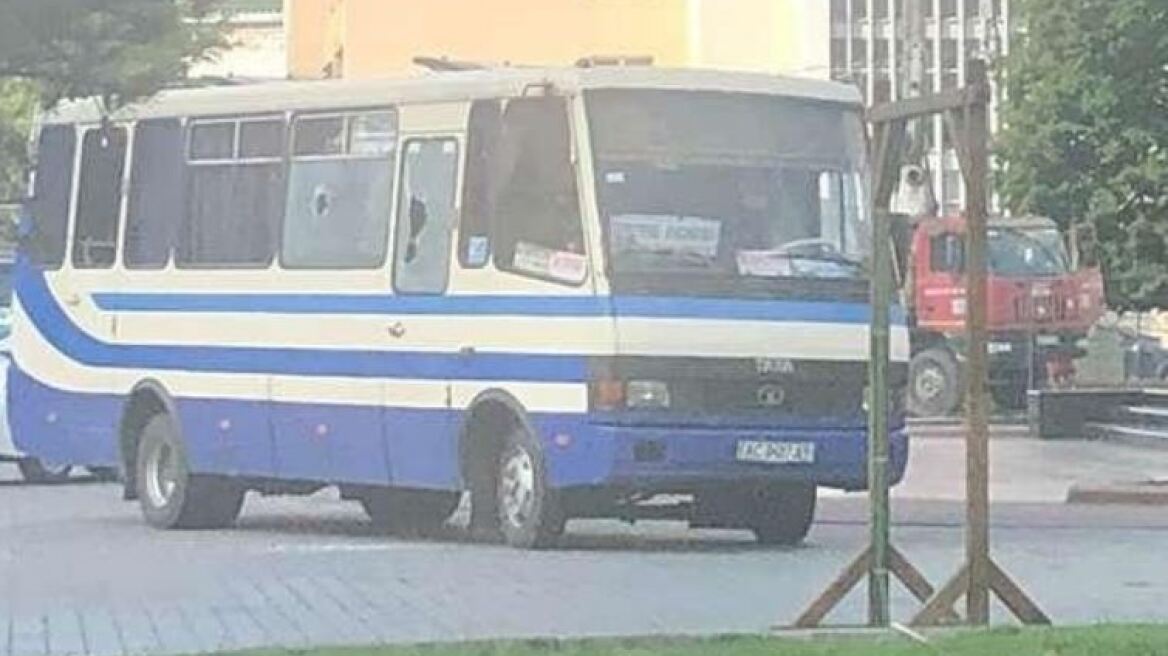 Συναγερμός στην Ουκρανία: Ένοπλος κρατά 20 ομήρους σε λεωφορείο, απειλεί με εκρηκτικά