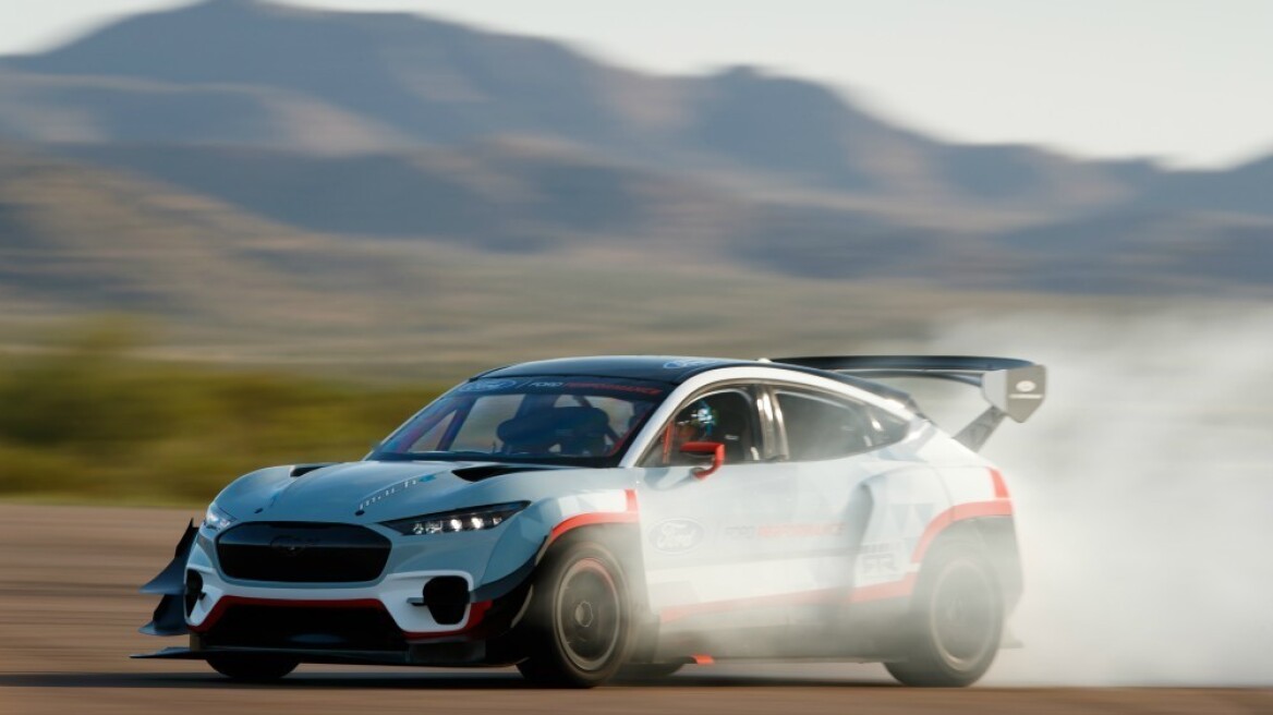 Ηλεκτρική Ford Mustang καίει λάστιχα με 1.400 ίππους (video)