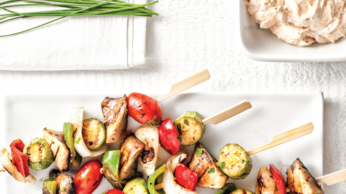 Σουβλάκια λαχανικών και ντιπ γιαουρτιού με σχοινόπρασο